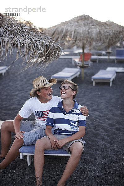 Zusammenhalt lachen Strand Bruder