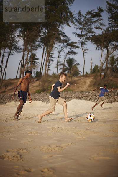 Strand  Junge - Person  Sand  Fußball  spielen