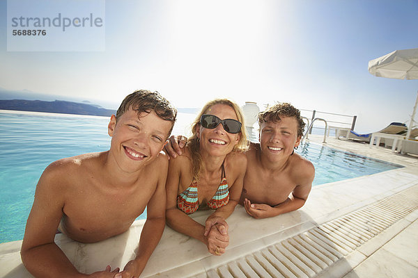 Familie lächelt im Schwimmbad