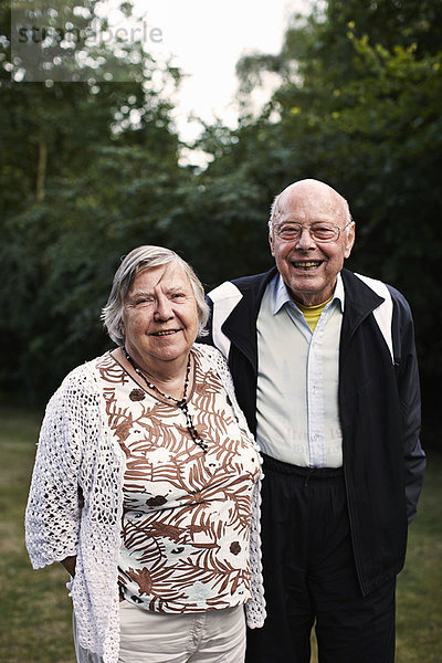 Älteres Paar lächelt gemeinsam im Freien