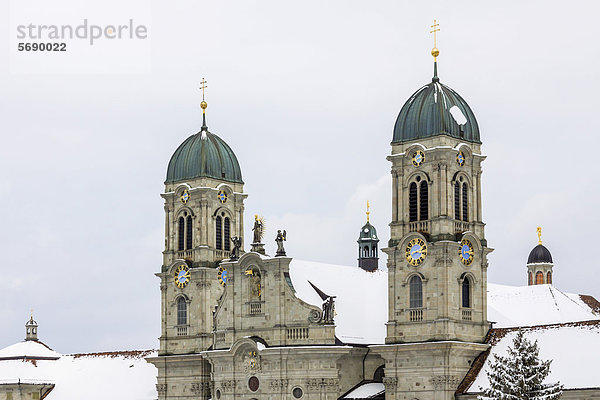 Benediktinerabtei  Schnee  Einsiedeln  Schweiz  Europa