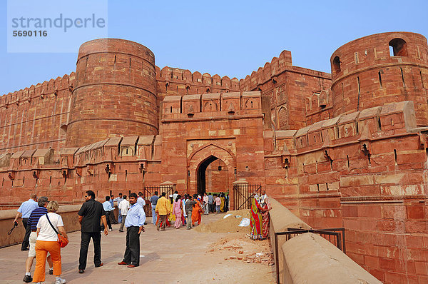 Menschen vor dem Amar Singh Gate  Rotes Fort in Agra  Uttar Pradesh  Indien  Asien  ÖffentlicherGrund