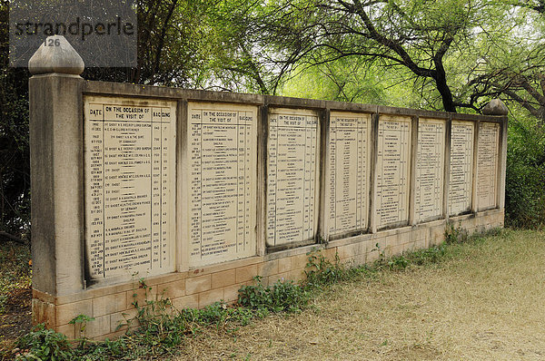 Historische Steintafeln mit Daten früherer Jagdgesellschaften im Keoladeo Ghana Nationalpark  Bharatpur  Rajasthan  Indien  Asien