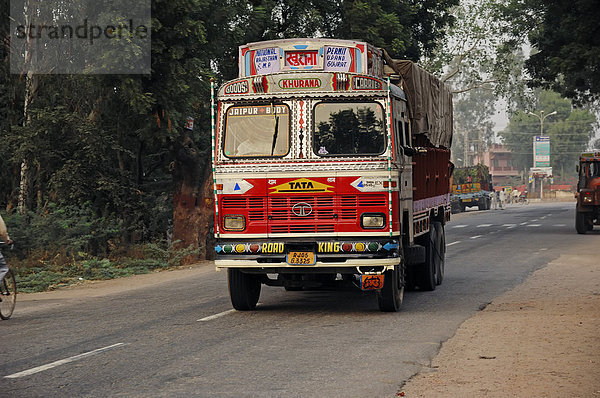 Lastkraftwagen auf Straße  Bharatpur  Rajasthan  Indien  Asien  ÖffentlicherGrund