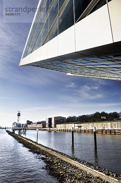 Modernes Bürogebäude Dockland im Altonaer Fischereihafen in Hamburg  Deutschland  Europa