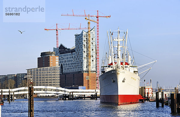 Elbphilharmonie und Museumsschiff Cap San Diego in Hamburg  Deutschland  Europa