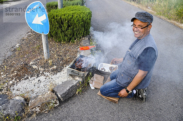 Mann macht Barbecue auf der Straße  Israel  Naher Osten  Vorderasien