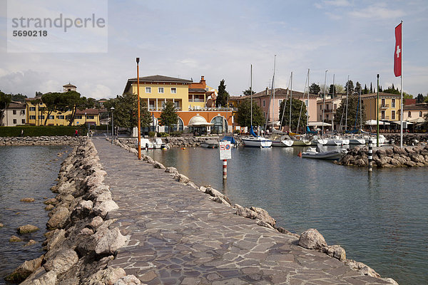 Steinsteg am Hafen  Bardolino  Gardasee  Venetien  Veneto  Italien  Europa  ÖffentlicherGrund