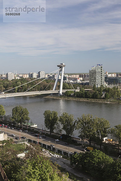 Neue Brücke  Nov_ most  und Blick auf den Stadtteil Petrûalka  Engerau  Bratislava  Pressburg  Slowakische Republik  Europa