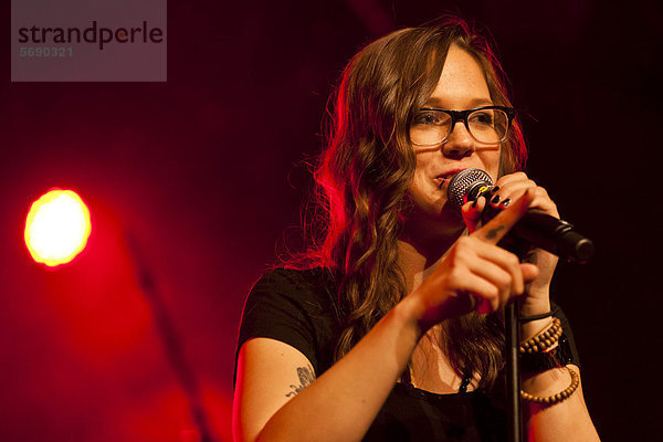 Die Schweizer Sängerin Stefanie Heinzmann  live in der Schüür  Luzern  Schweiz  Europa