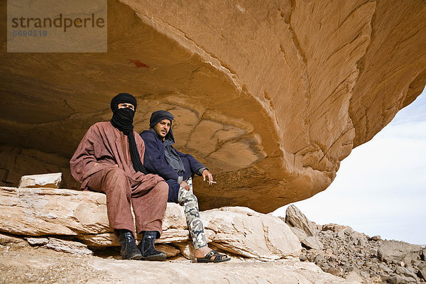 Tuaregs in der Gebirgswüste des Akakus  Akkakus  Tadrart Acacus  Libyen  Afrika