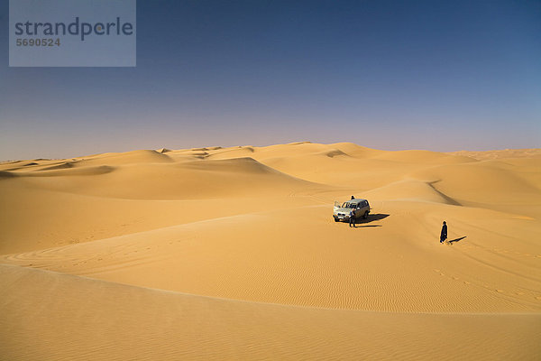 Jeep in der Sandwüste  Libyen  Sahara  Afrika