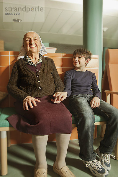 Großmutter und Enkel