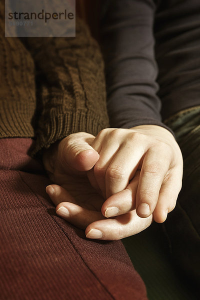 Hand einer alten Frau und Kinderhand
