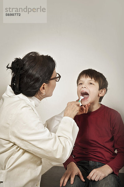 Junge bei Ärztin  Zahnärztin  Untersuchung Zähne  Rachenraum