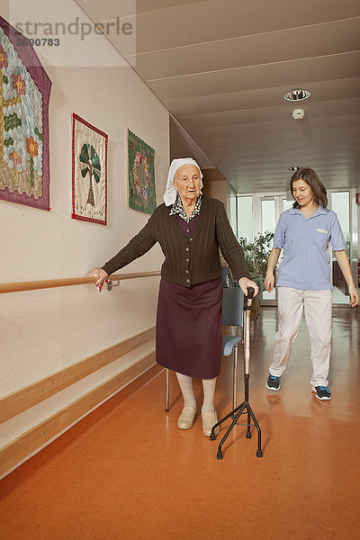Alte Frau mit Physiotherapeutin  4-Punkt-Gehstock