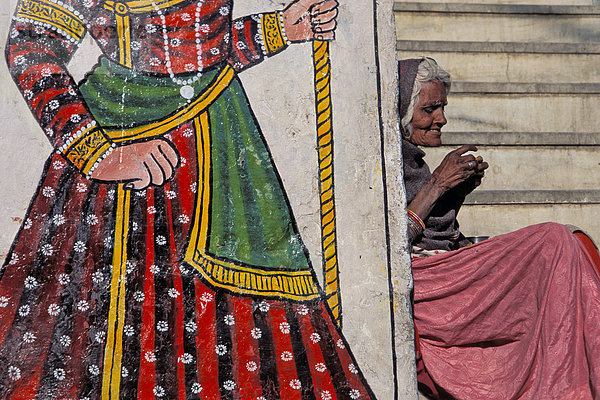 Wandgemälde  daneben alte Frau  Bettlerin  Udaipur  Rajasthan  Indien  Asien
