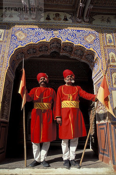 Türsteher  Bedienstete in Uniform  Castle Mandawa  Shekhawati  Rajasthan  Nordindien  Indien  Asien