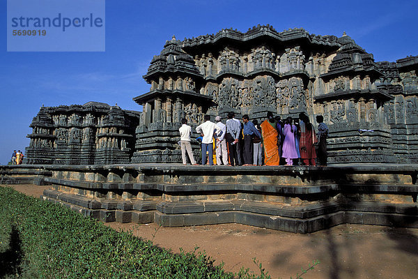 Indische Touristengruppe am Hoysaleswara Tempel  Hoysala-Stil  Halebidu  Halebid  Karnataka  Südindien  Indien  Südasien  Asien