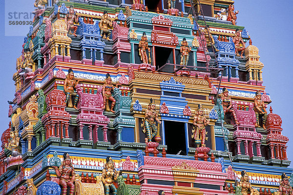 Bunter hinduistischer Tempelturm oder Gopura mit Götter-Figuren  bei Karaikudi  Chettinad  Tamil Nadu  Südindien  Indien  Asien