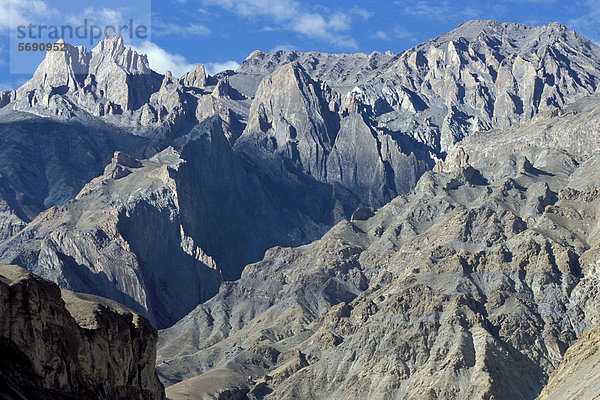 Schroffe Berglandschaft bei Wanla  Zanskar  Ladakh  indischer Himalaya  Hochwüste  Jammu und Kaschmir  Nordindien  Indien  Asien
