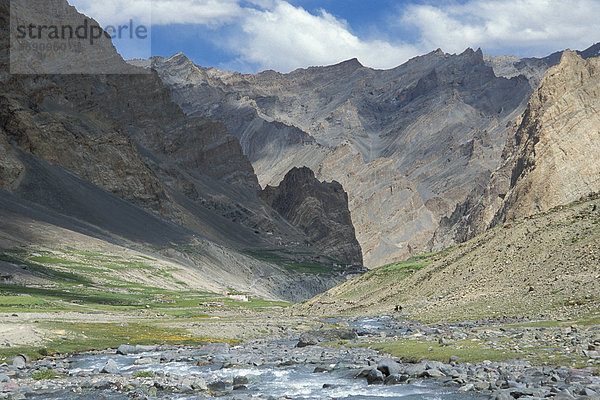 Flusstal  Ortschaft Photoksar oder Photaksar  Zanskar  Ladakh  Jammu und Kaschmir  Nordindien  Indien  Himalaya  Asien