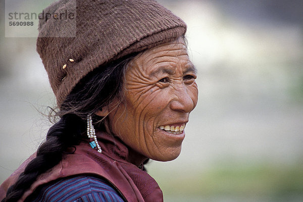 Zanskari-Frau  Portrait  Zangla  Zanskar  Ladakh  Jammu und Kaschmir  Nordindien  Indien  indischer Himalaya  Asien