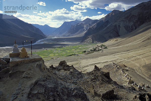 Zangla  Chörten oder Tschörten  Felder  Zanskar-Tal  Zanskar  Ladakh  Jammu und Kaschmir  indischer Himalaya  Nordindien  Indien  Asien