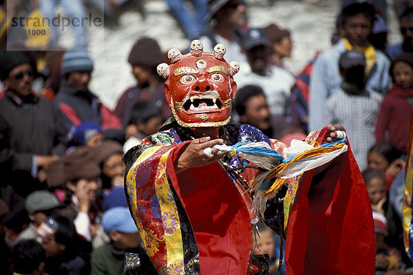 Cham-Tänzer mit roter Maske  tibetischer Maskentanz  tibetisches Klosterfest  Sani  bei Padum  Zanskar  Ladakh  Jammu und Kaschmir  indischer Himalaya  Nordindien  Indien  Asien