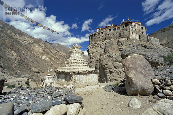 Gebetsfahnen  Chörten oder Tschörten  buddhistisches Gelugpa- oder Gelbmützen-Kloster Bardan  bei Padum  Zanskar  Ladakh  indischer Himalaya  Jammu und Kaschmir  Nordindien  Indien  Asien