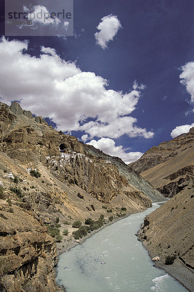 Schwalbennest-Kloster Phuktal  Tsarap-Fluss  Zanskar  Ladakh  indischer Himalaya  Jammu und Kaschmir  Nordindien  Indien  Asien