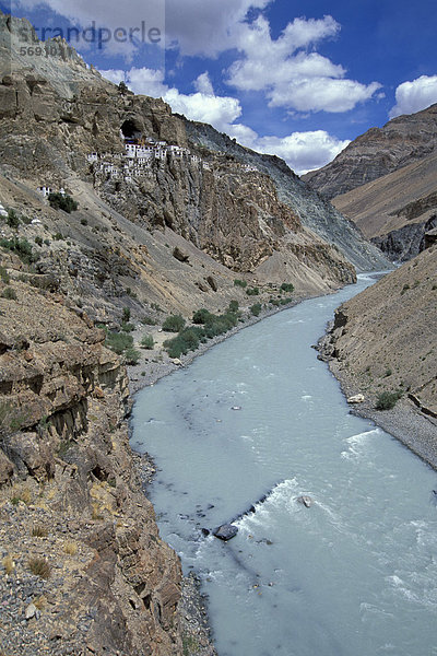 Schwalbennest-Kloster Phuktal  Tsarap-Fluss  Zanskar  Ladakh  indischer Himalaya  Jammu und Kaschmir  Nordindien  Indien  Asien