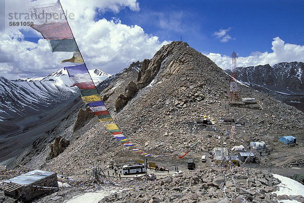 Gebetsfahnen  Kardong La oder Khardong La oder Khardung-Pass  höchster befahrbarer Pass der Welt  Ladakh  indischer Himalaya  Jammu und Kaschmir  Nordindien  Indien  Asien