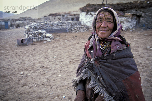 Alte Tibeterin  am Salzsee Tso Khar  Changthang  Ladakh  indischer Himalaya  Jammu und Kaschmir  Nordindien  Indien  Asien