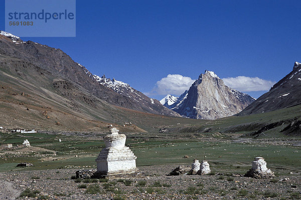 Chörten oder Tschörten  Zanskar-Tal bei Kargyak  Berg Gumbarajon  Zanskar  Ladakh  Himalaya  Jammu und Kaschmir  Nordindien  Indien  Asien