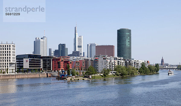 Büro- und Wohngebäude im Westhafen  Stadtsilhouette  Frankfurt am Main  Hessen  Deutschland  Europa  ÖffentlicherGrund
