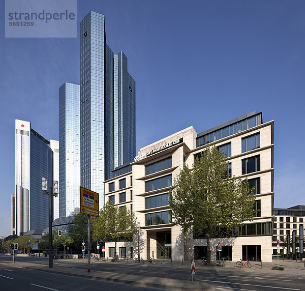 Bürogebäude an der Taunusanlage  Deutsche-Bank-Hochhaus  Soll und Haben  Frankfurt am Main  Hessen  Deutschland  Europa  ÖffentlicherGrund