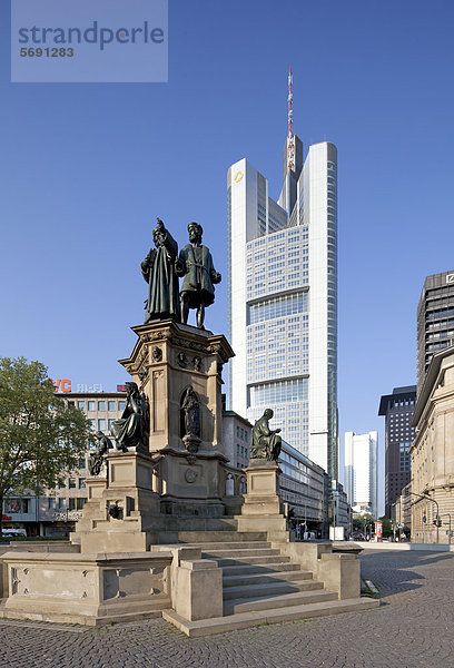 Commerzbank-Turm  Johannes-Gutenberg-Denkmal  Goetheplatz  Frankfurt am Main  Hessen  Deutschland  Europa  PublicGround