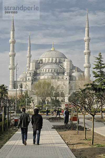 Blick auf die Blaue Moschee  Sultan-Ahmed-Moschee  Istanbul  Konstantinopel  Byzanz  Bosporus  Türkei  europäischer Teil