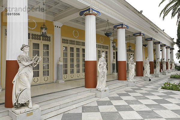 Musen der griechischen Mythologie auf der Terrasse des Achilleion  Sissis Märchenschloss  Gastouri  Insel Korfu  Griechenland  Europa