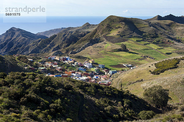 Blick vom Mirador de Jardina auf ein Bergdorf  nahe La Laguna  Nordost-Teneriffa  Teneriffa  Kanaren  Spanien  Europa
