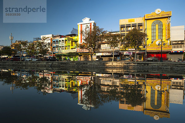 Straßenansicht  Spiegelung im Wassergraben  Chiang Mai  Nordthailand  Thailand  Asien