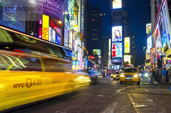 Taxi mit Bewegungsunschärfe am Times Square  Nachtaufnahme  Manhattan  New York  USA