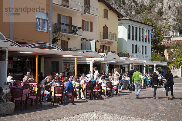 Restaurants an der Uferpromenade  Limone sul Garda  Gardasee  Lombardei  Italien  Europa  ÖffentlicherGrund
