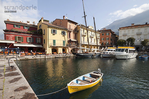 Hafen  Malcesine  Gardasee  Venetien  Veneto  Italien  Europa  ÖffentlicherGrund