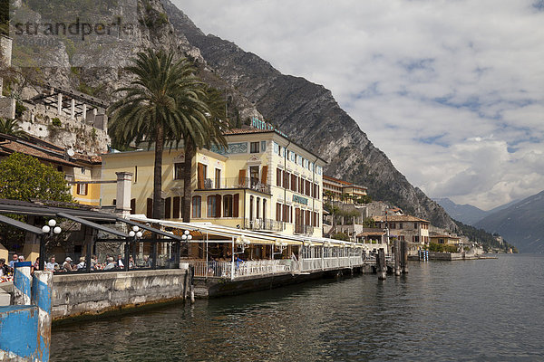 Hotel am Seeufer  Limone sul Garda  Gardasee  Lombardei  Italien  Europa  ÖffentlicherGrund