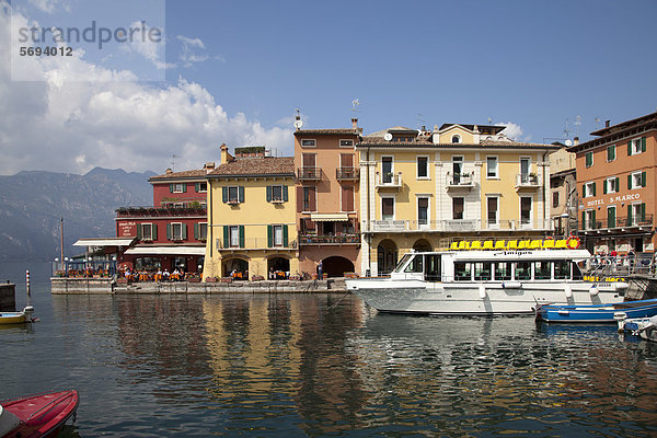 Hafen von Malcesine  Gardasee  Veneto  Venetien  Italien  Europa  ÖffentlicherGrund