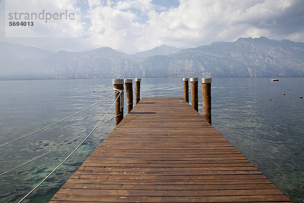 Anlegesteg am Gardasee  Malcesine  Veneto  Venetien  Italien  Europa  ÖffentlicherGrund