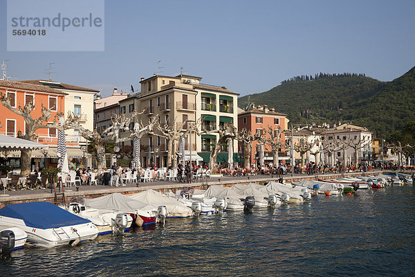 Hafen und Uferpromenade  Garda  Gardasee  Veneto  Venetien  Italien  Europa  ÖffentlicherGrund