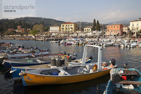 Hafen und Ortsansicht  Garda  Gardasee  Veneto  Venetien  Italien  Europa  ÖffentlicherGrund